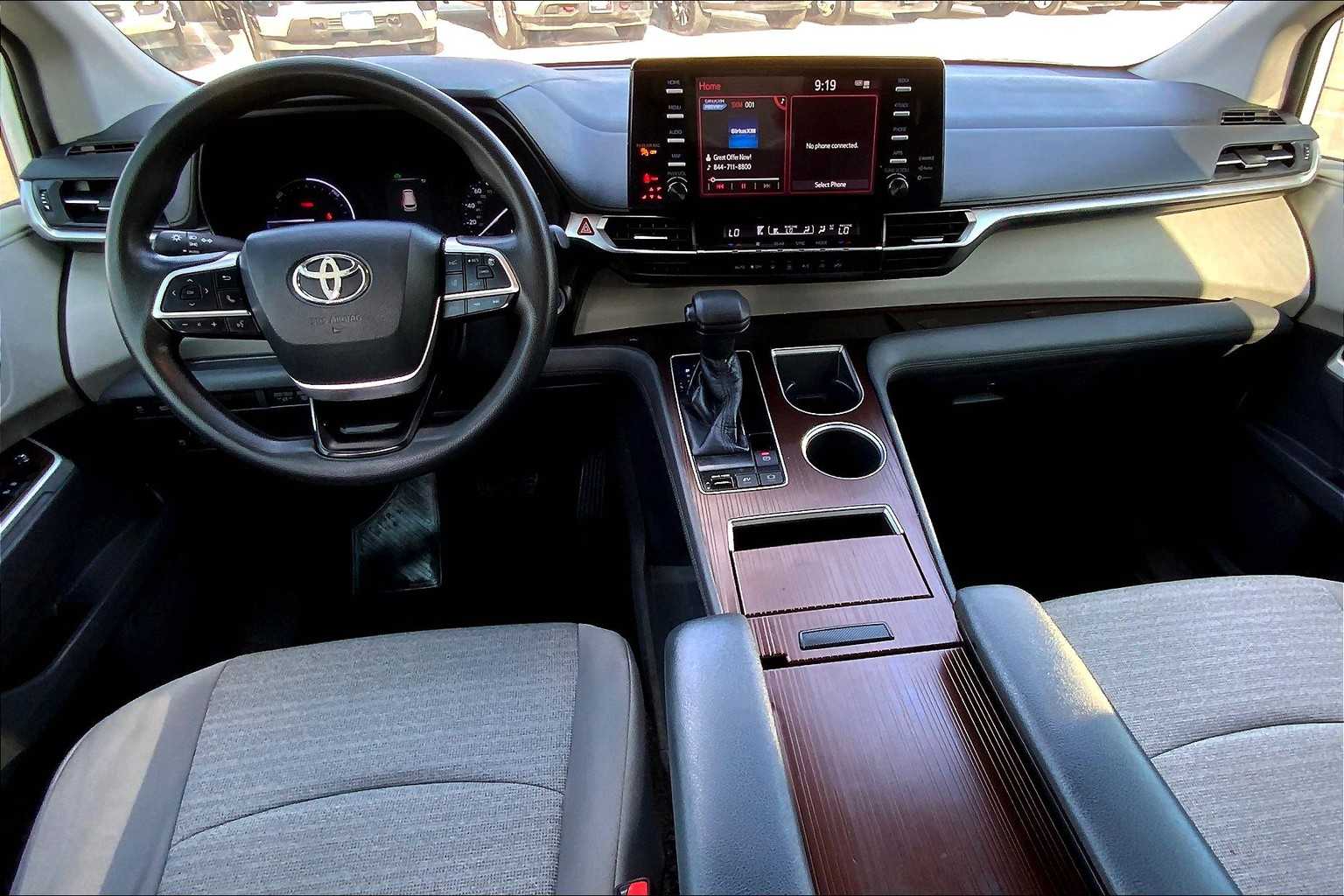 2021 Toyota Sienna LE photo 13