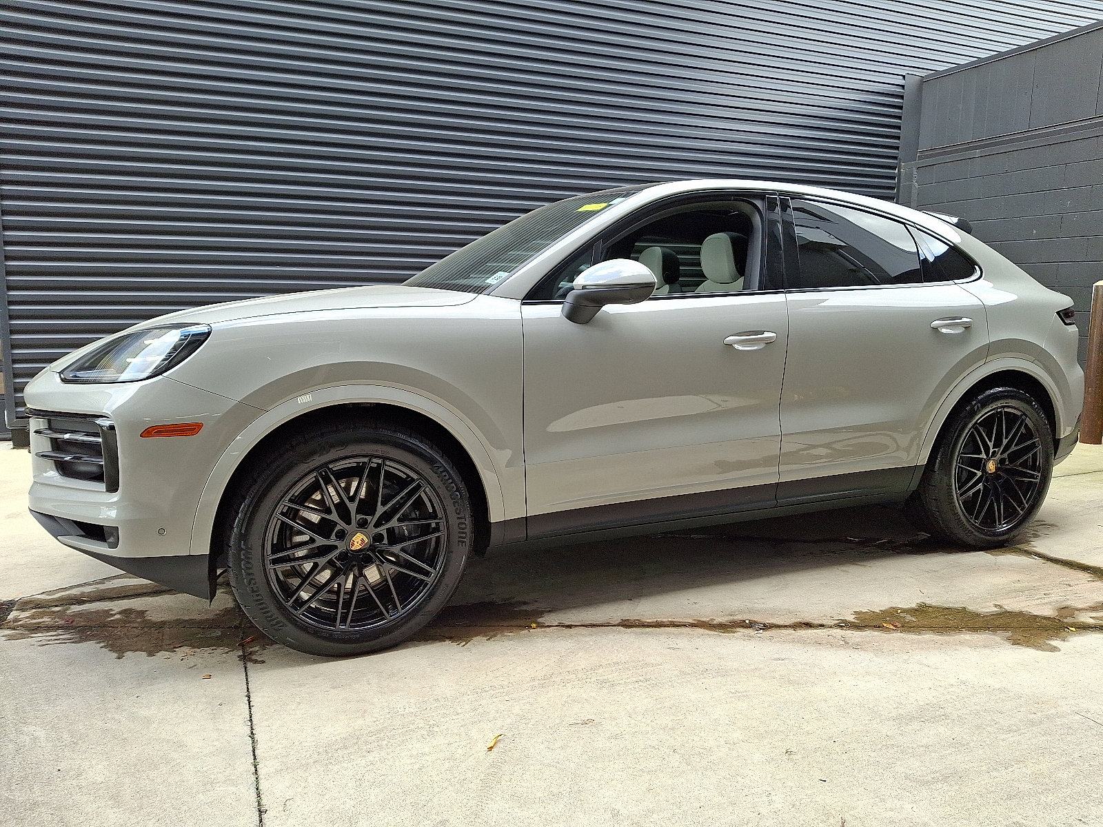 2025 Porsche Cayenne Coupe photo 2