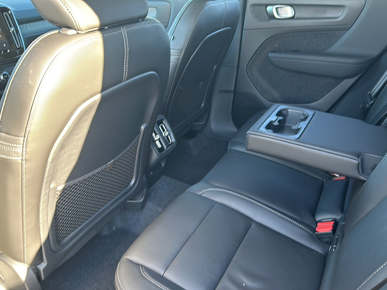 2025 Volvo XC40 photo 6
