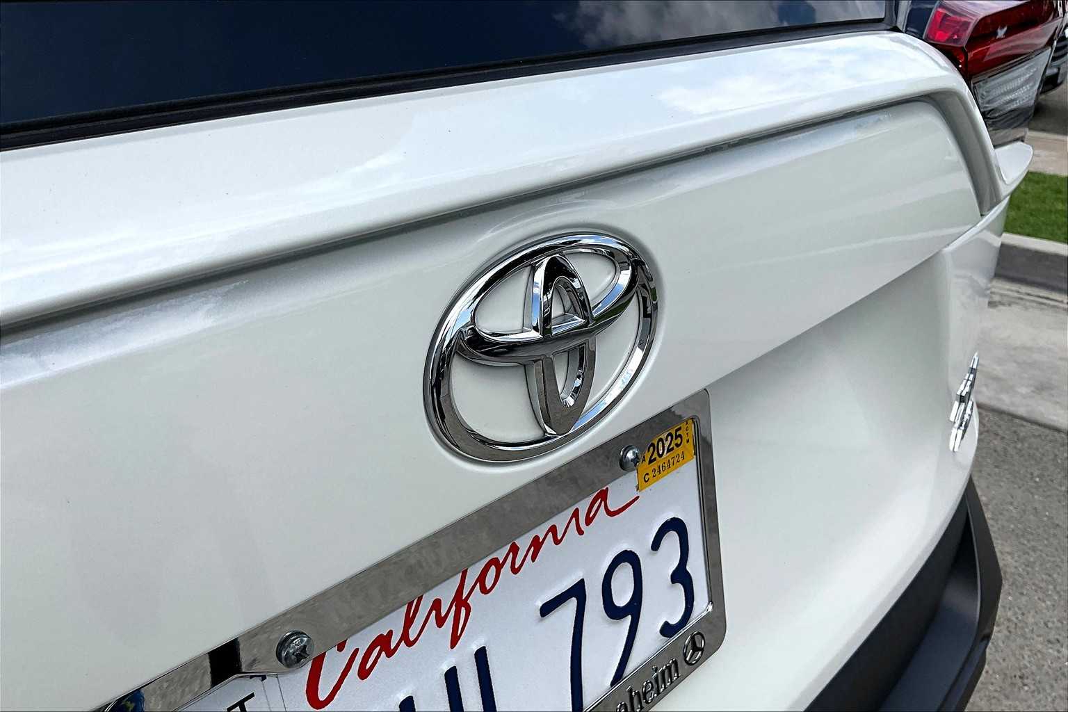 2021 Toyota RAV4 XLE Premium photo 29