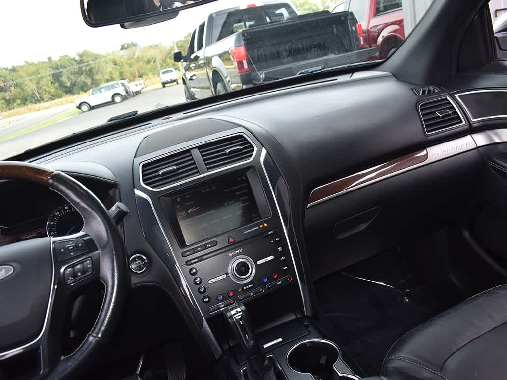 2019 Ford Explorer Platinum photo 16