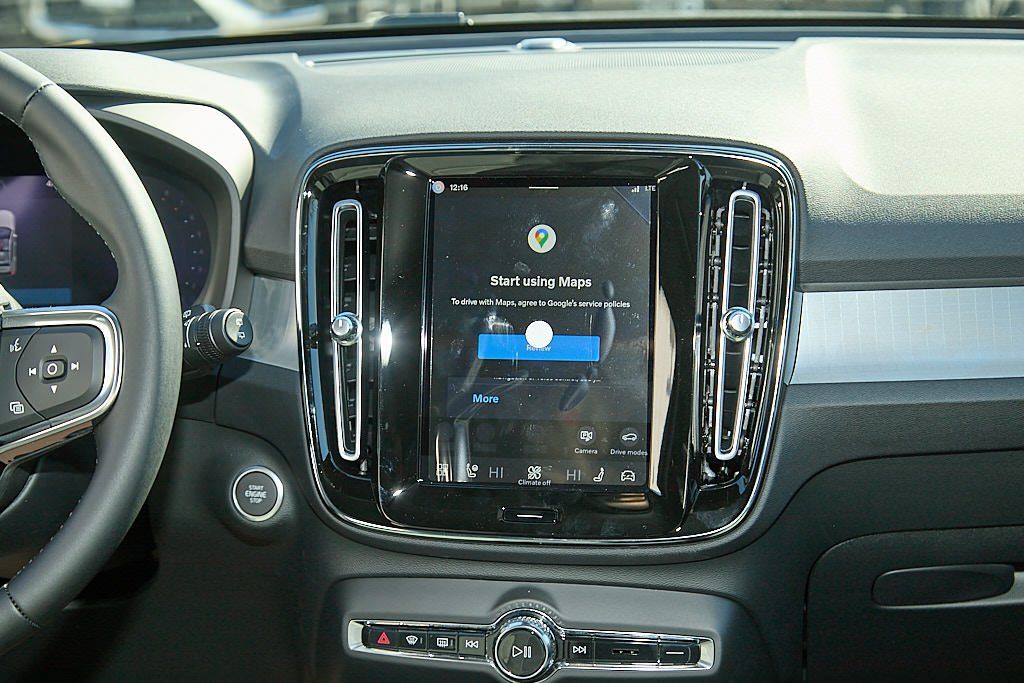 2026 VOLVO XC40 - Image 25