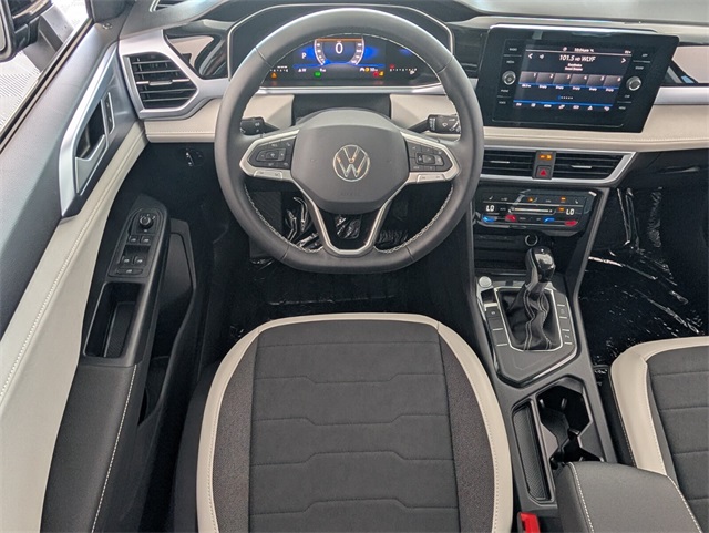 2025 Volkswagen Taos SE photo 7