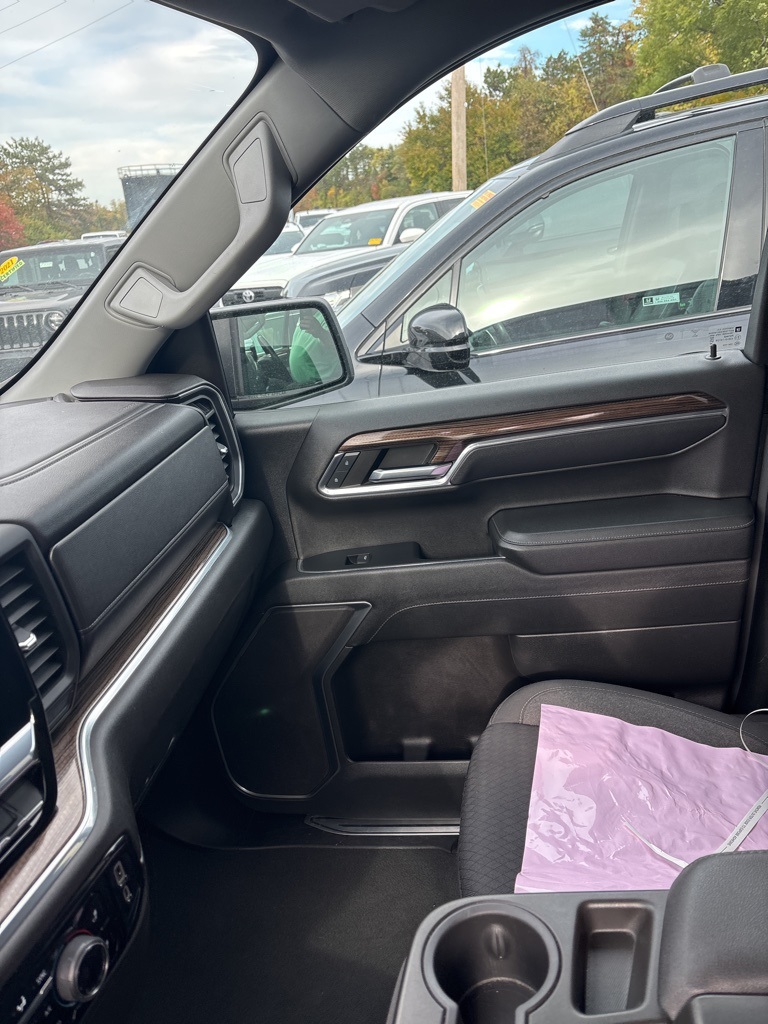 2023 Chevrolet Silverado 1500 LT photo 2