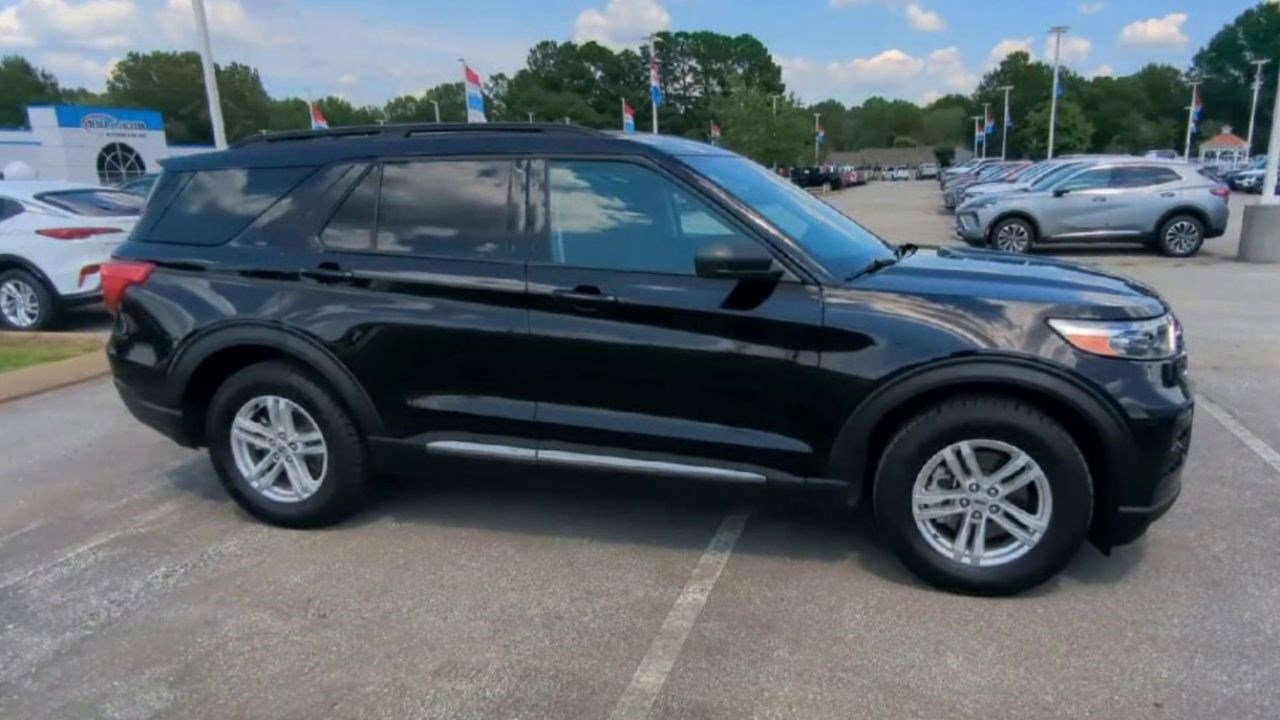 2023 Ford Explorer XLT photo 2