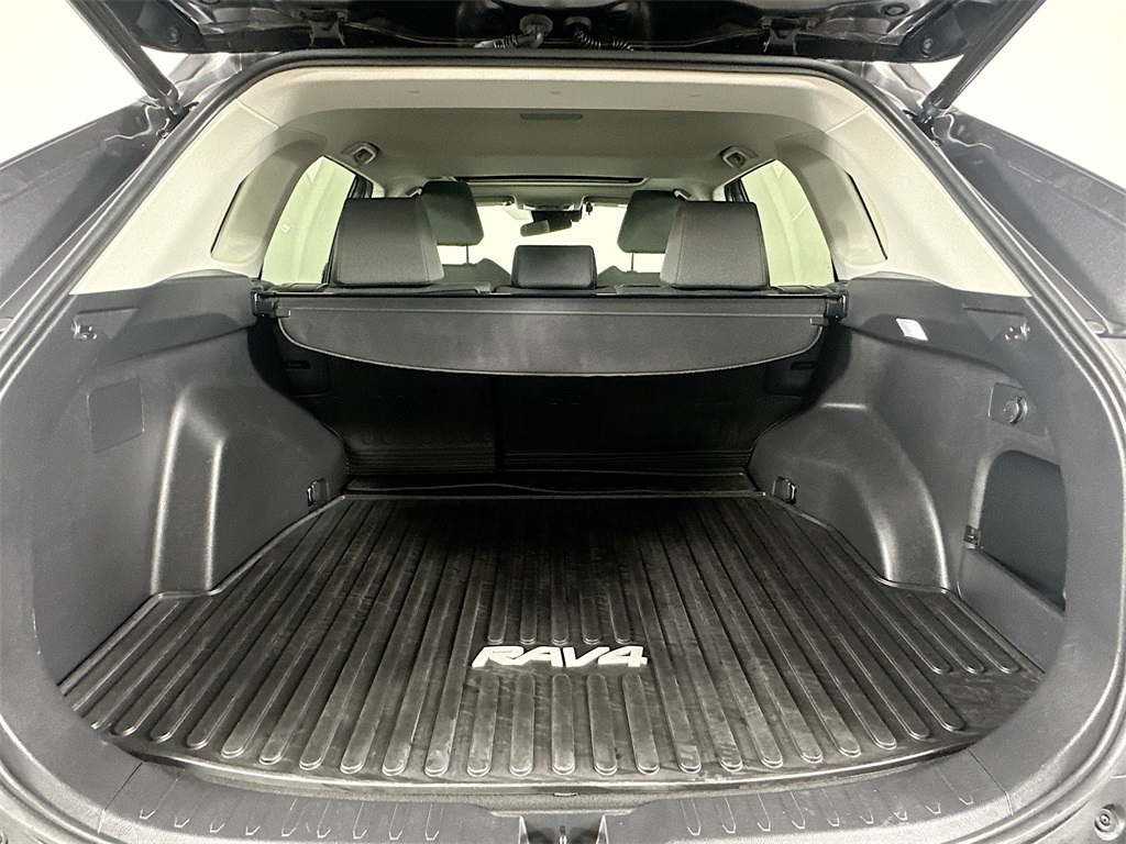 2022 Toyota RAV4 XLE photo 12