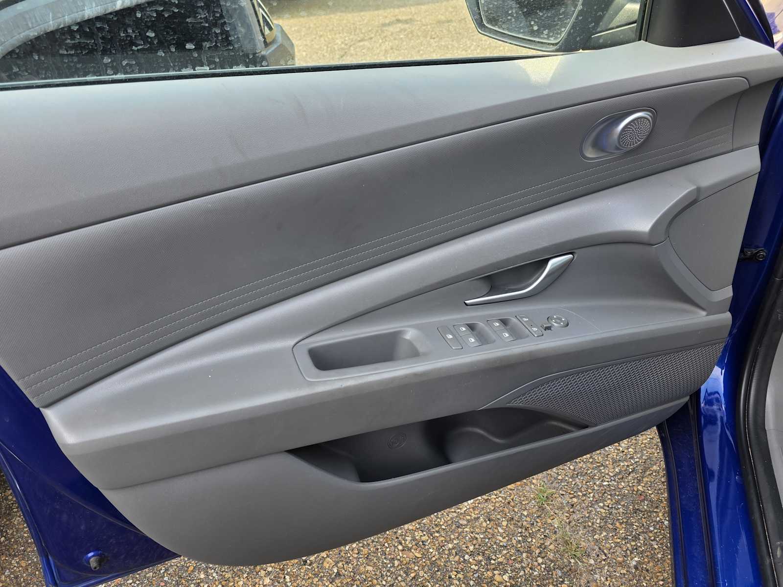 2023 Hyundai Elantra SEL photo 3