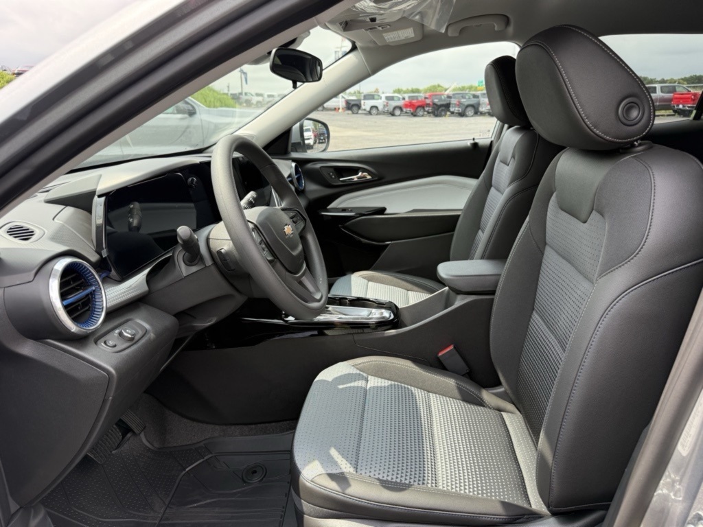 2025 Chevrolet Trax LT photo 15