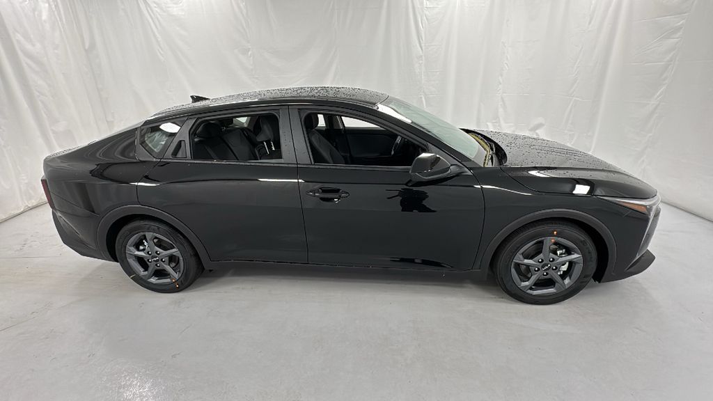 2025 Kia K4 LXS photo 2