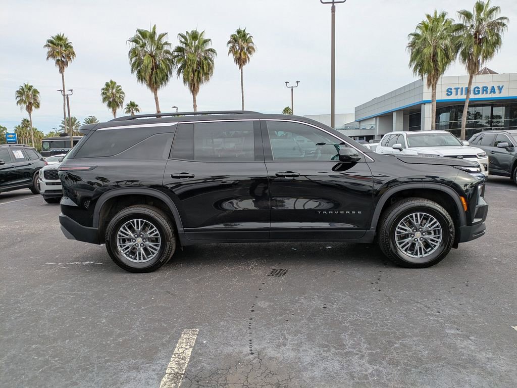 2025 Chevrolet Traverse photo 2