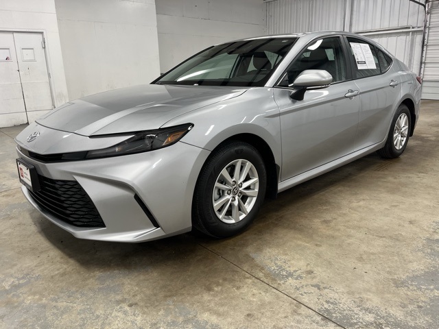2025 Toyota Camry LE's photo