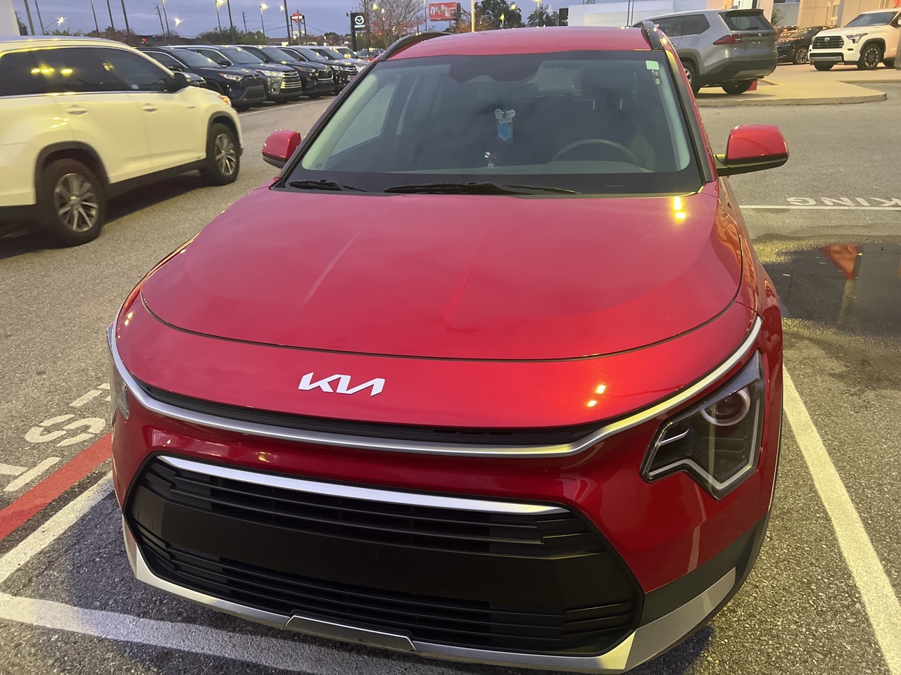 2023 Kia Niro LX's photo