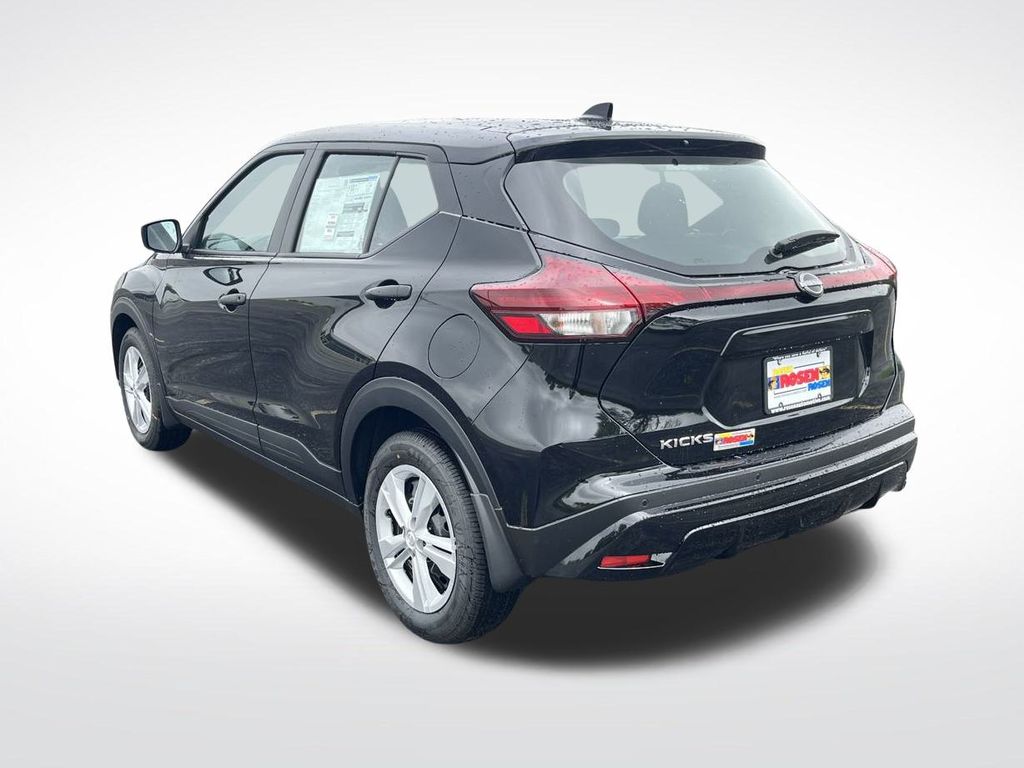 2025 Nissan Kicks Play S photo 2