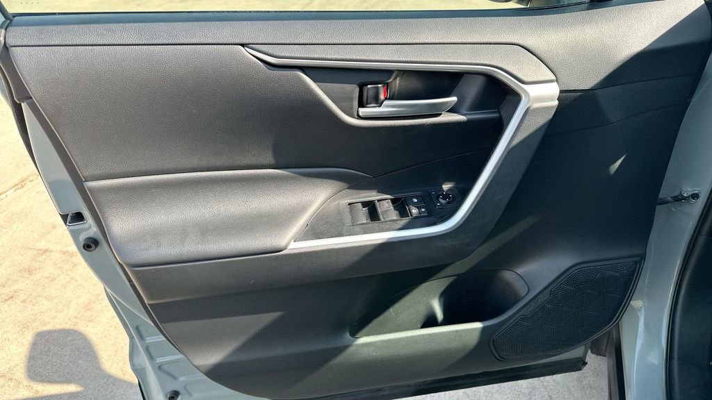 2021 Toyota RAV4 Hybrid XLE photo 21