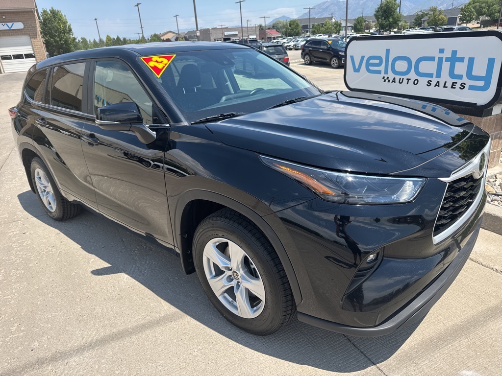 2023 Toyota Highlander LE's photo