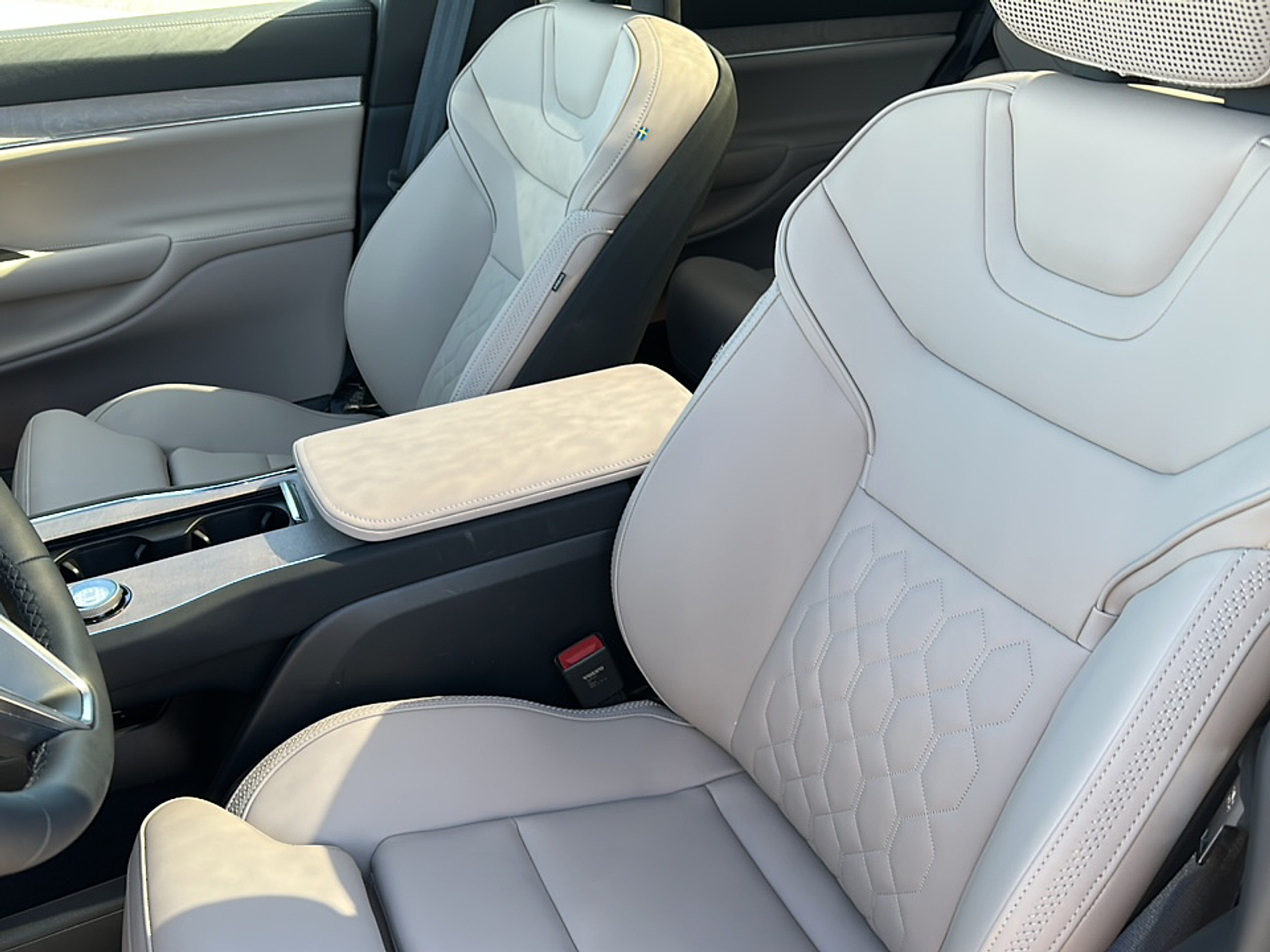 New 2025 Mulberry Red Volvo Twin Motor Performance Ultra 6-Seater image 11