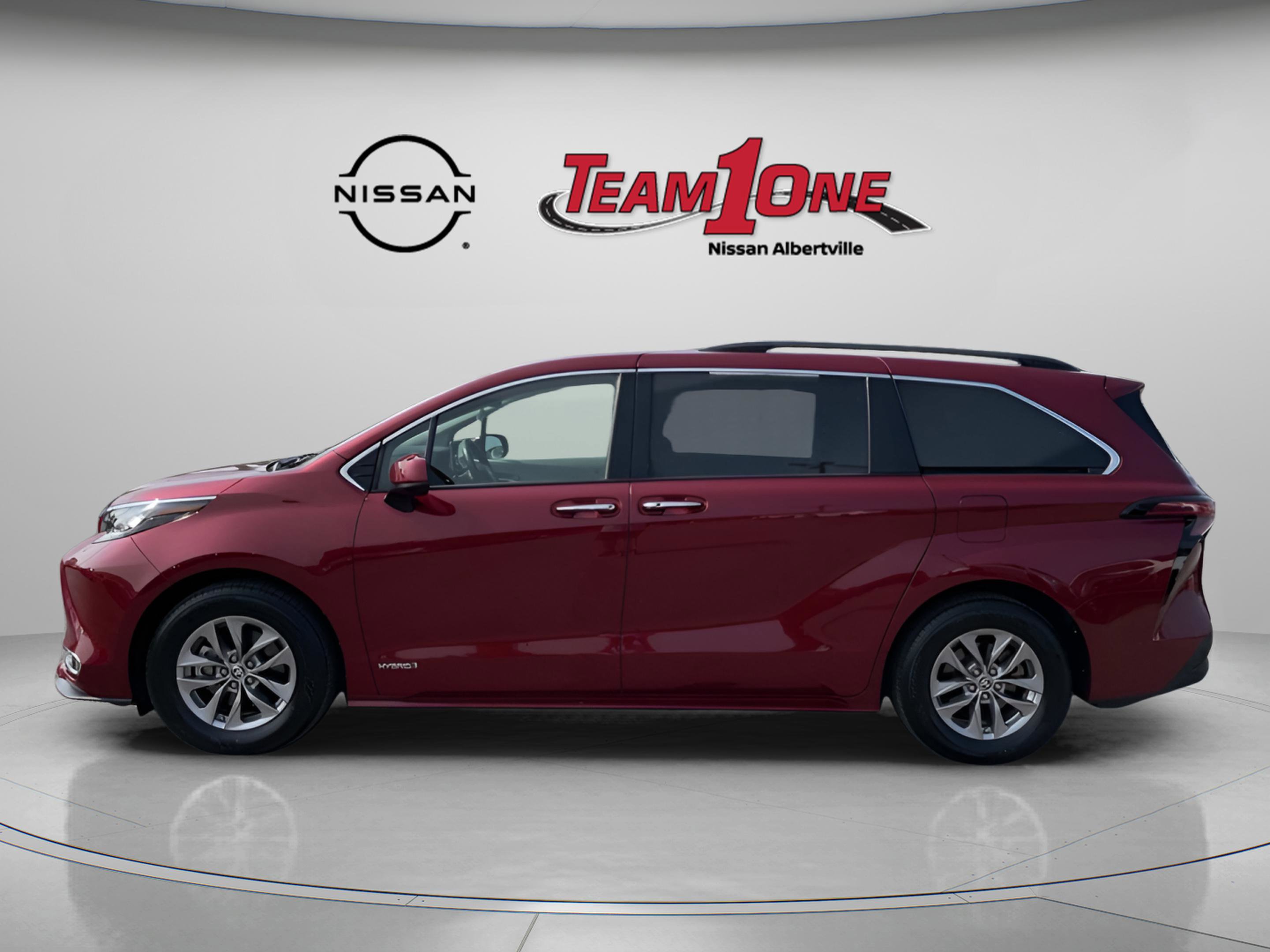 2021 Toyota Sienna XLE photo 3