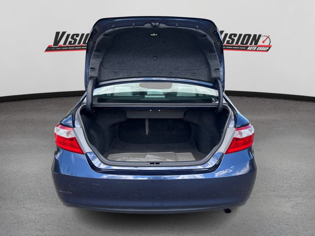 2016 Toyota Camry LE photo 11