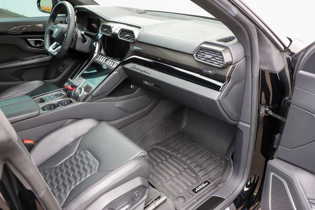 2021 Lamborghini Urus photo 37
