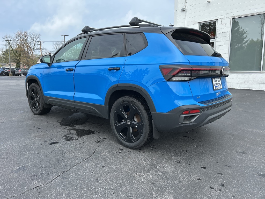 2025 Volkswagen Taos SE photo 3