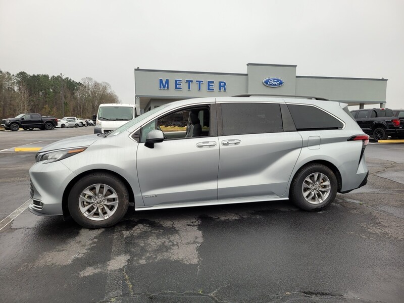 2021 Toyota Sienna XLE photo 4