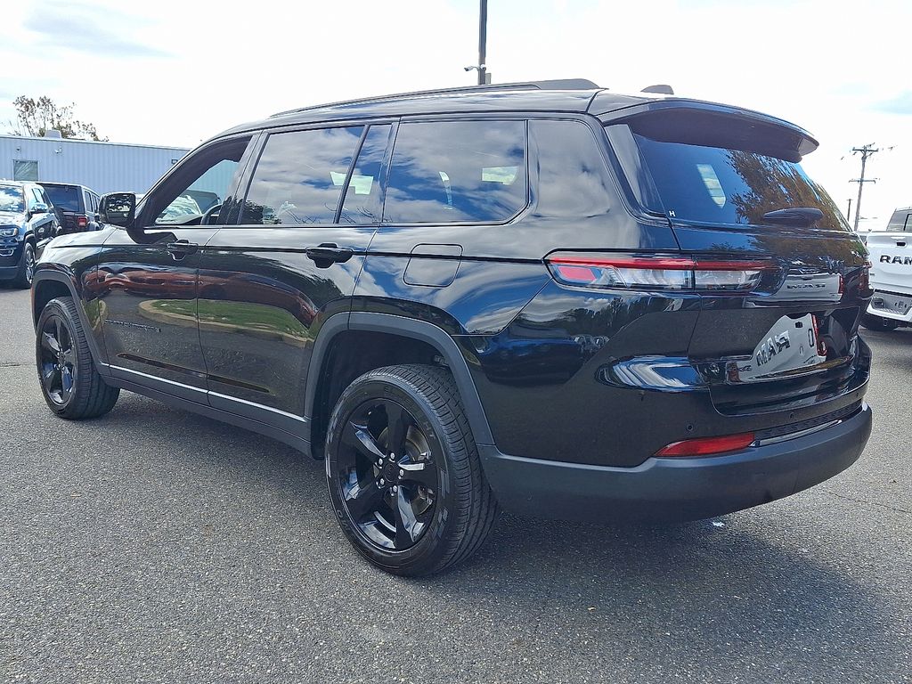 2023 Jeep Grand Cherokee Laredo Altitude photo 3