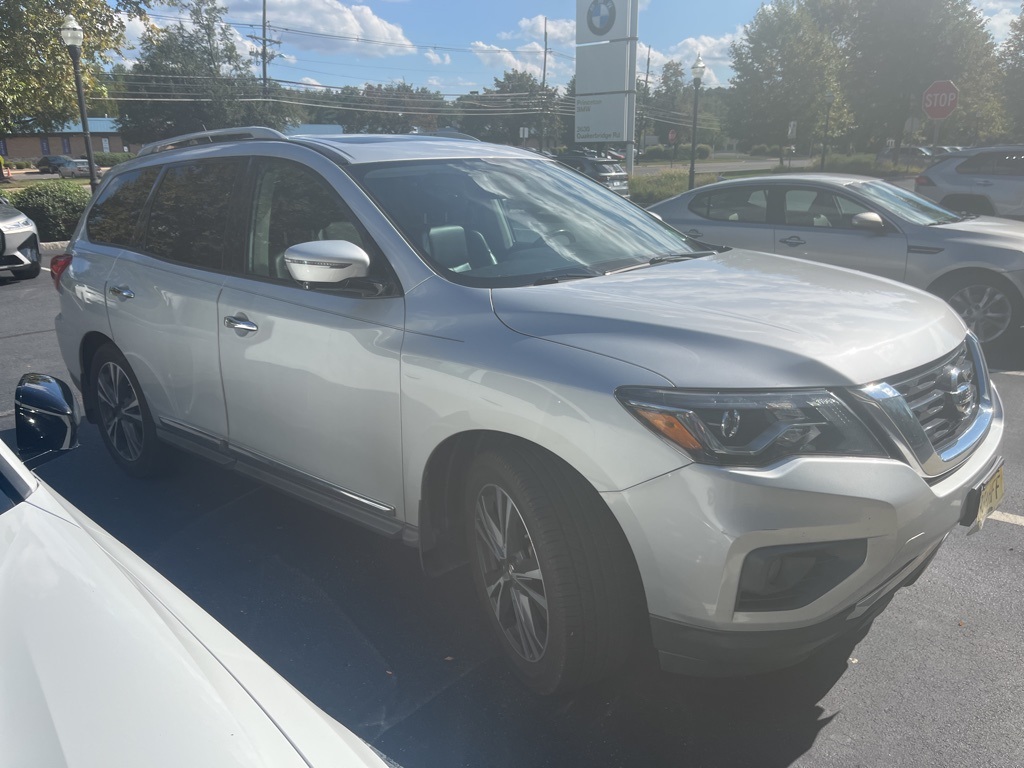 2017 Nissan Pathfinder Platinum photo 2