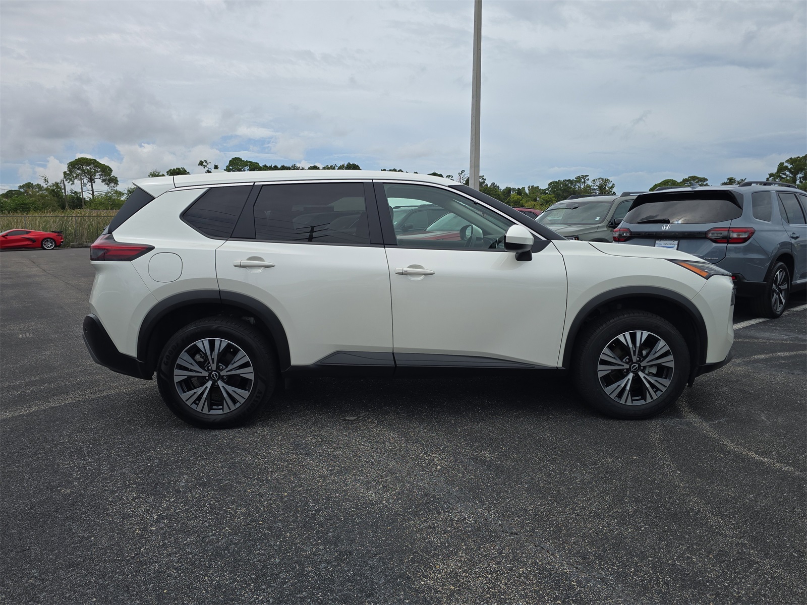 2023 Nissan Rogue SV photo 2
