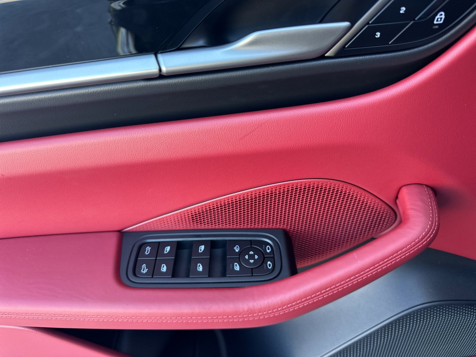 2025 Porsche Macan Electric photo 12