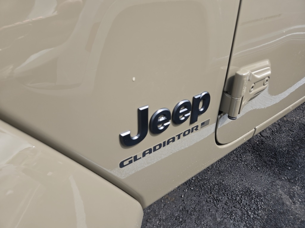 2025 Jeep Gladiator Sport S photo 4