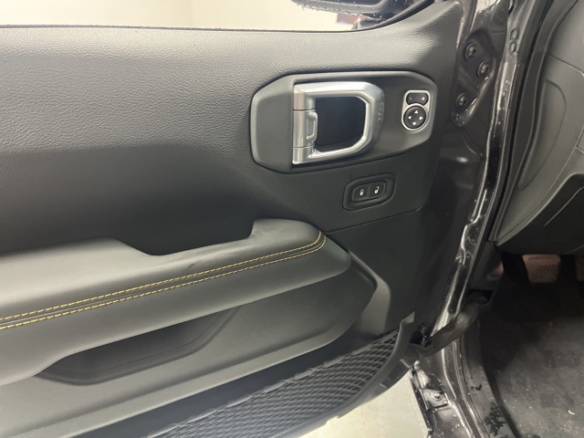 2025 Jeep Wrangler Sahara photo 4