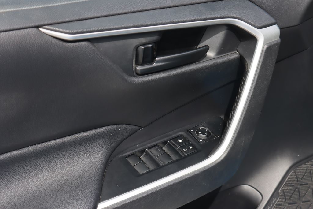2020 Toyota RAV4 LE photo 16