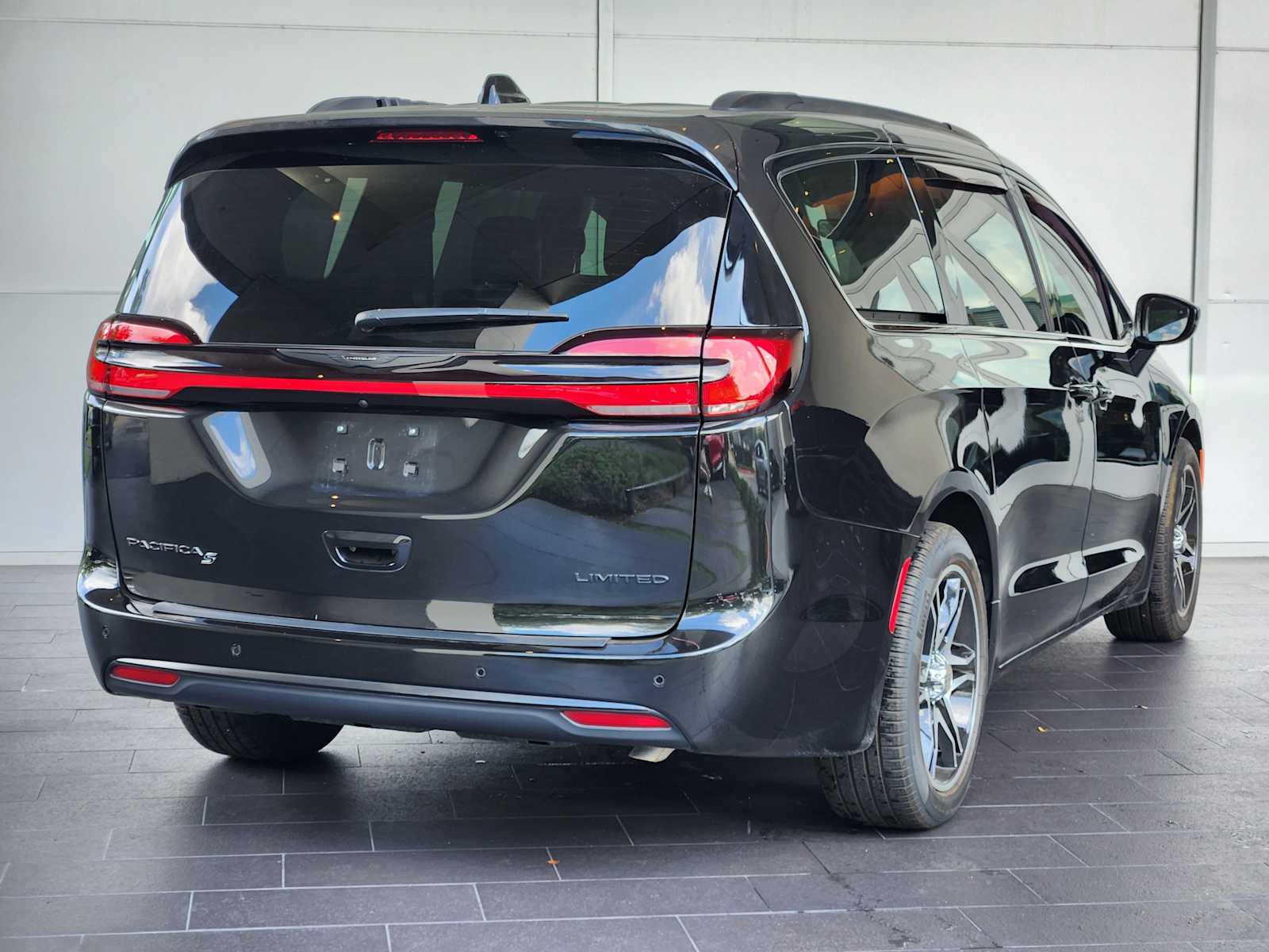 2023 Chrysler Pacifica Limited photo 4