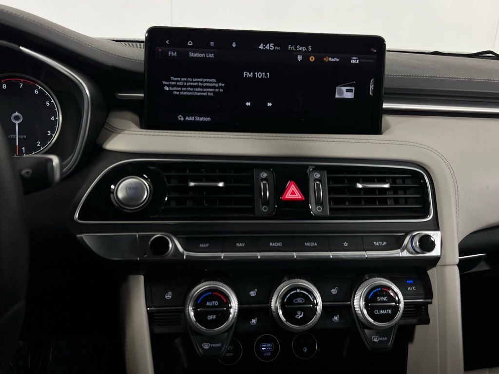 2022 Genesis G70 3.3T photo 14