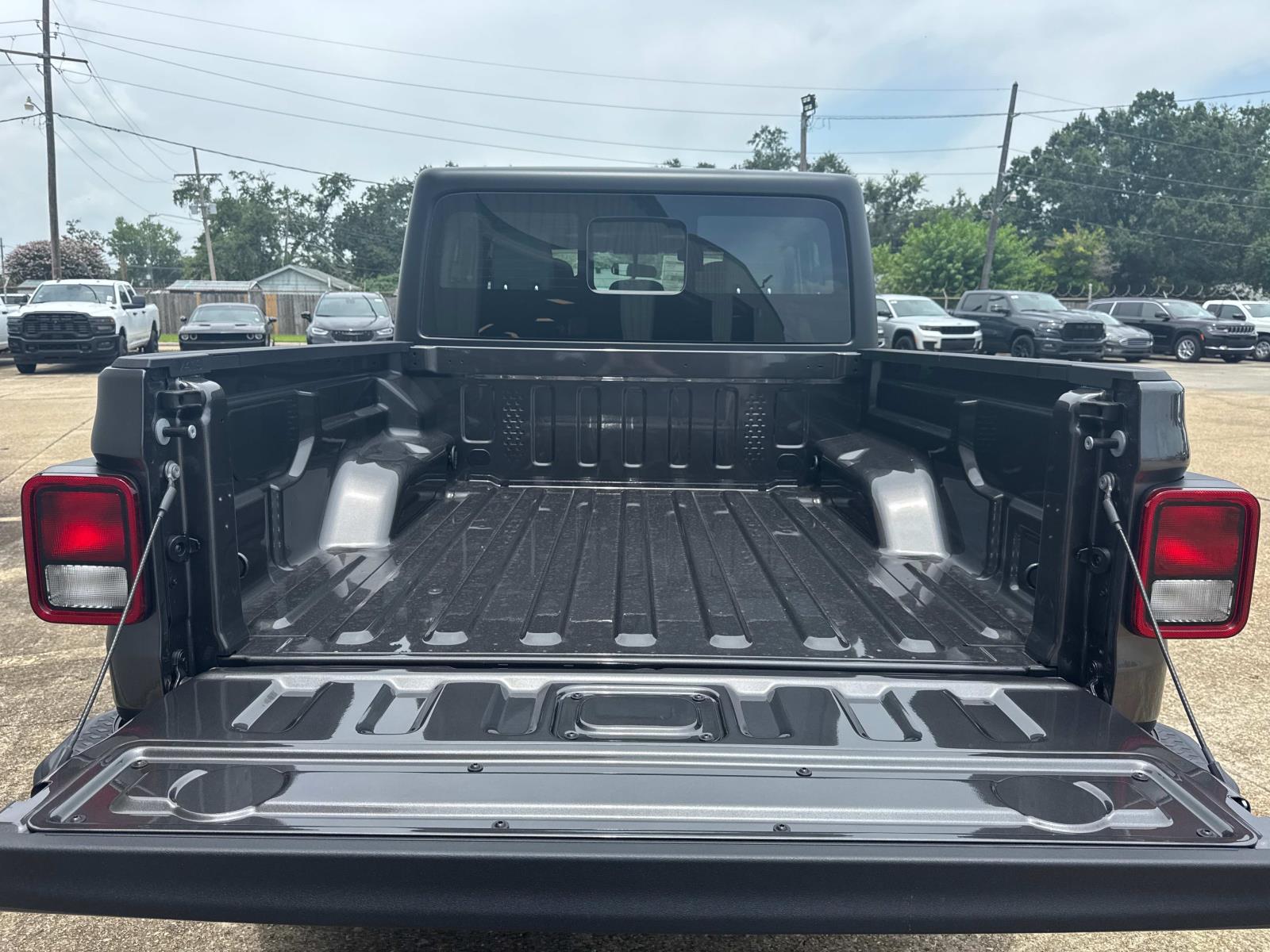 2025 Jeep Gladiator Sport photo 6