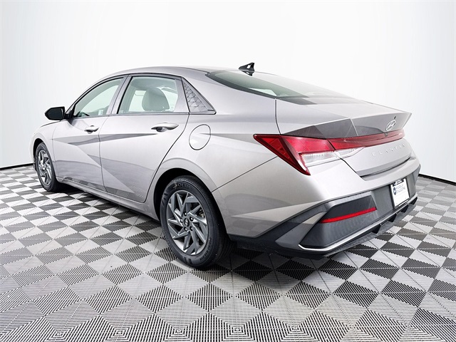 2024 Hyundai Elantra SEL photo 4