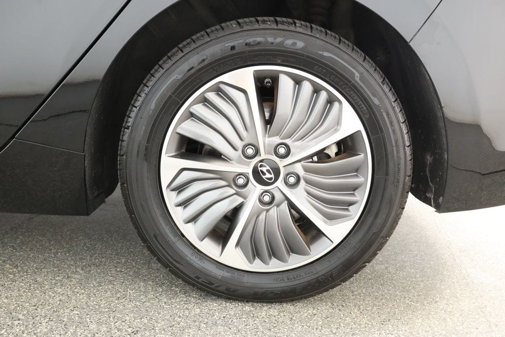 2021 Hyundai Ioniq Plug-In Hybrid SE photo 3