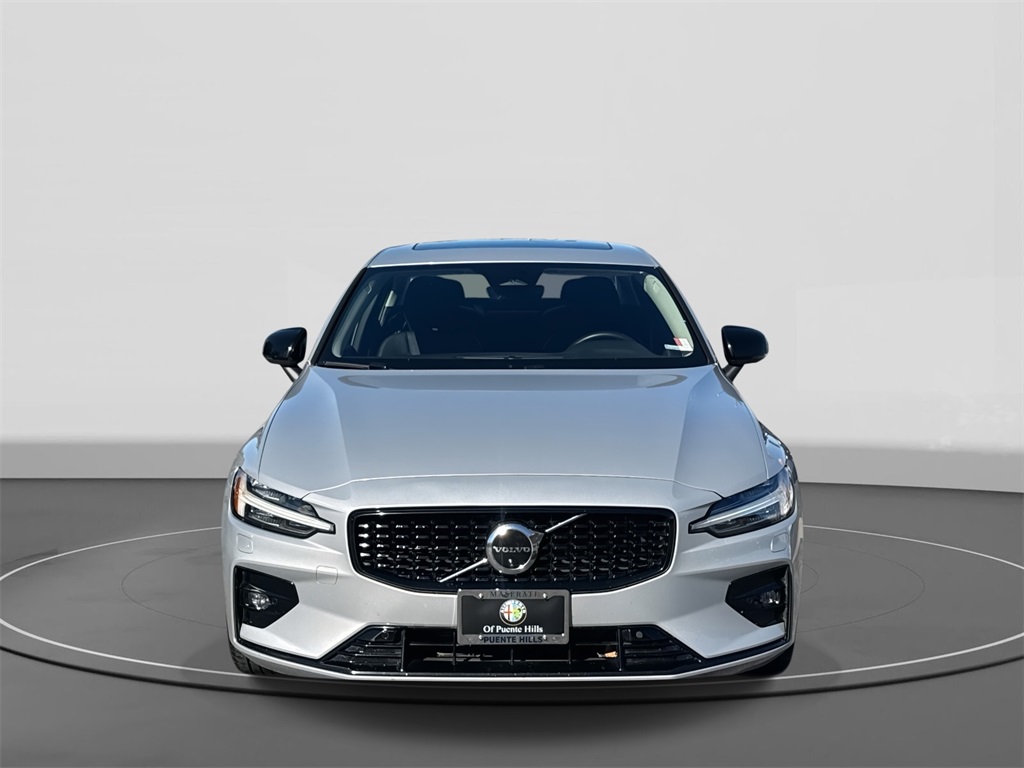 2024 Volvo S60 B5 Plus photo 2
