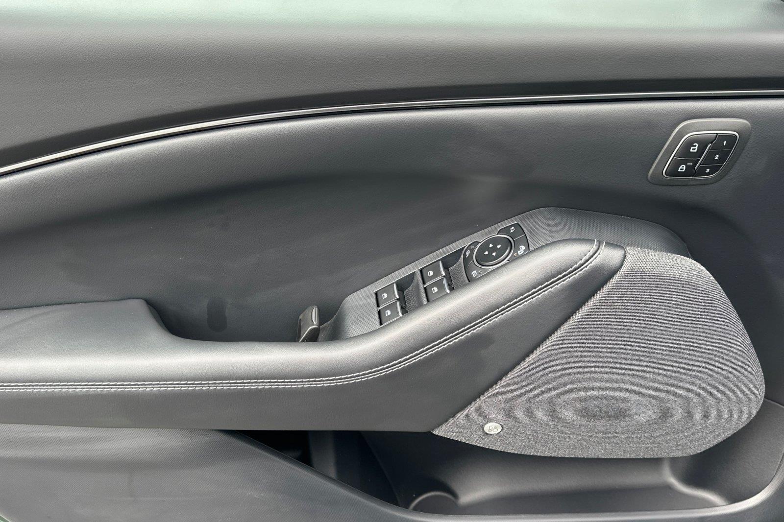 2025 Ford Mustang Mach-E Premium photo 10