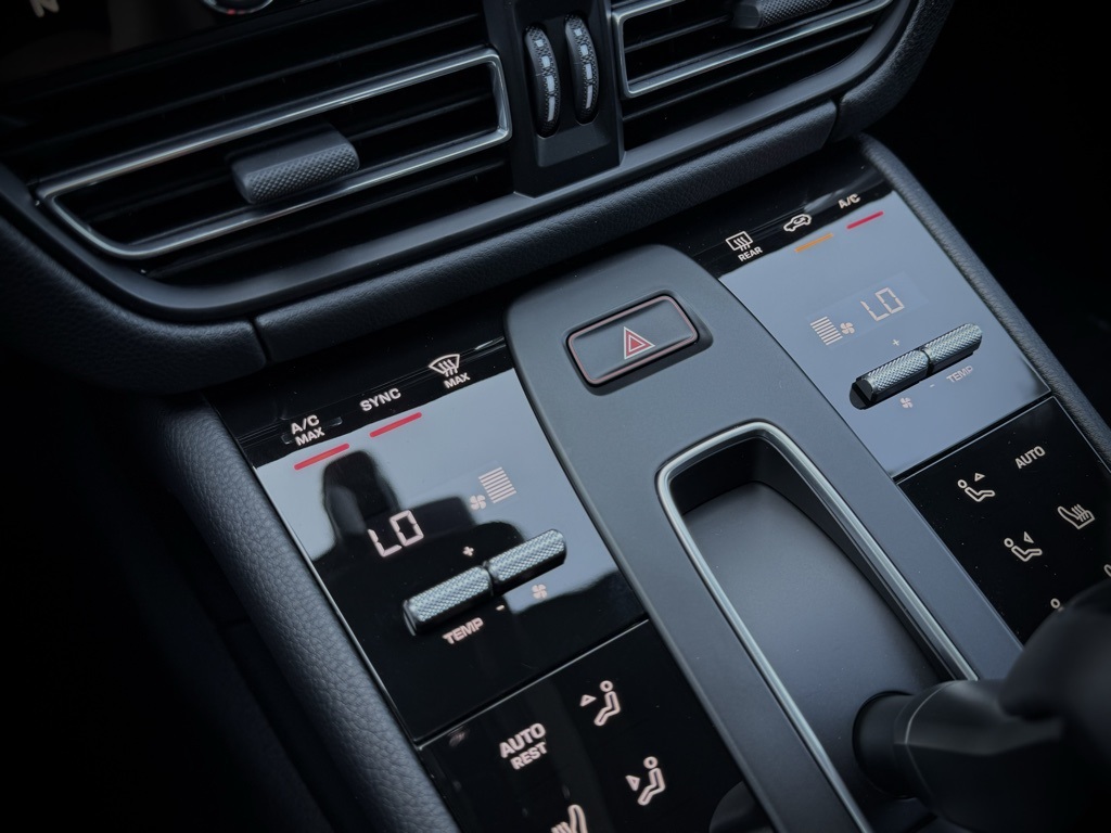 2025 Porsche Macan T photo 25