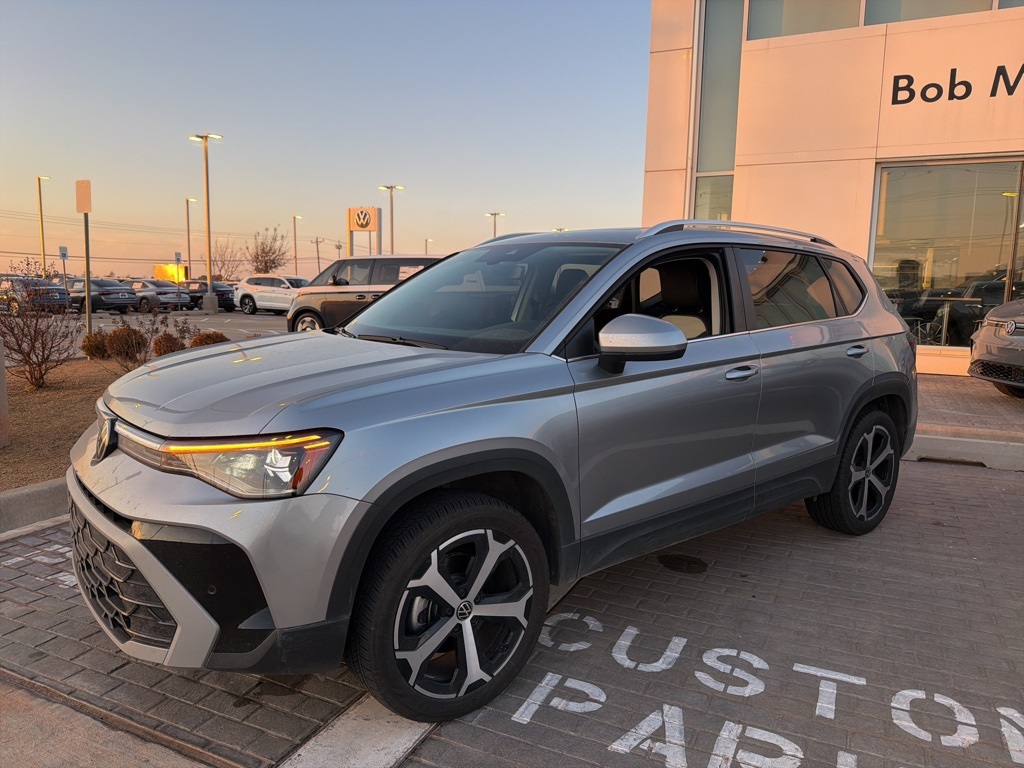 2025 Volkswagen Taos SEL's photo
