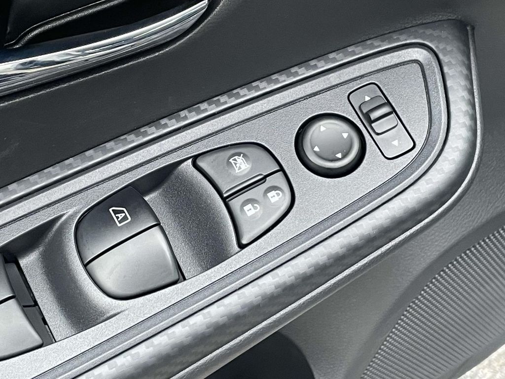 2025 Nissan Versa SV photo 14