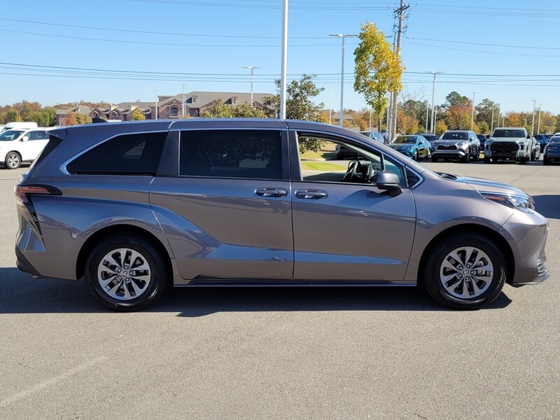 2024 Toyota Sienna LE photo 2