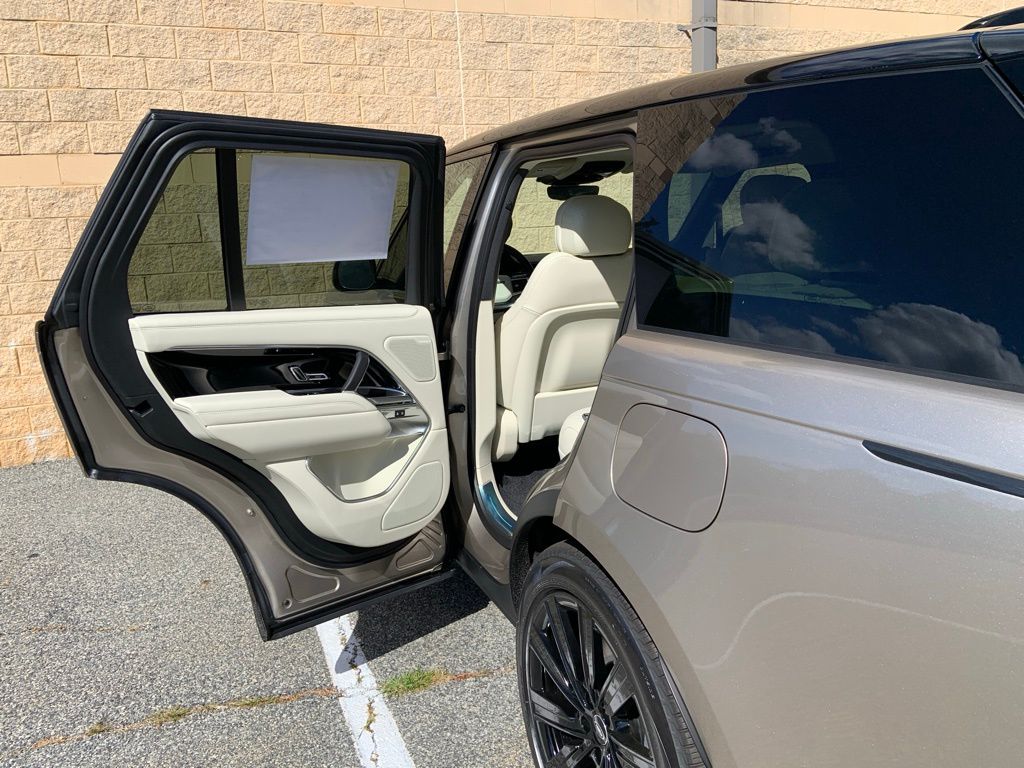 2025 Land Rover Range Rover SE photo 12