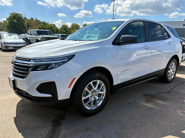 2023 Chevrolet Equinox LS photo 3