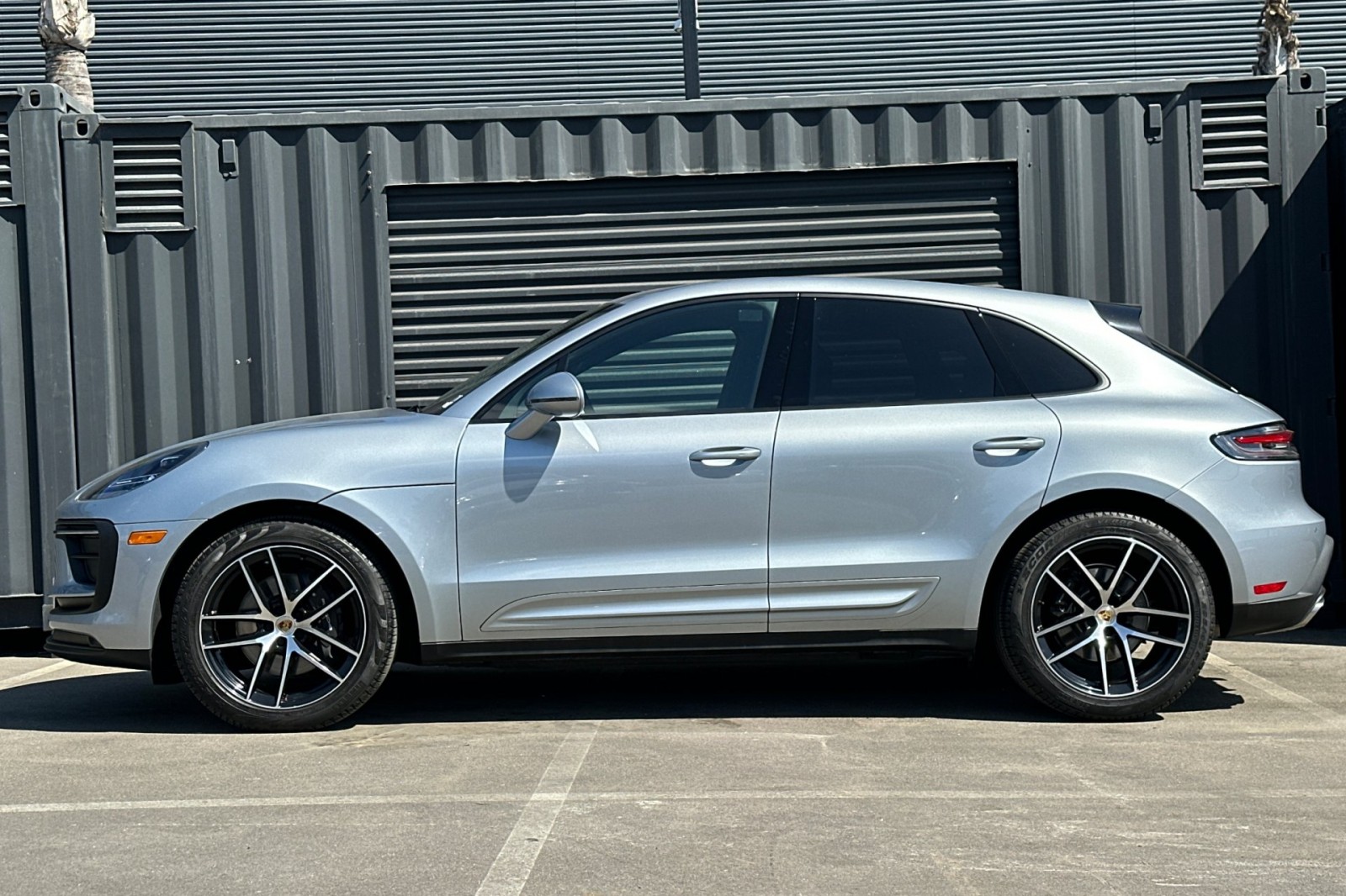 2023 Porsche Macan T photo 2