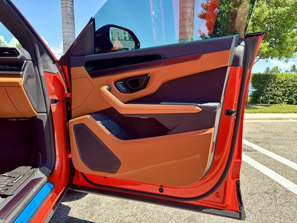 2025 Lamborghini Urus SE photo 19
