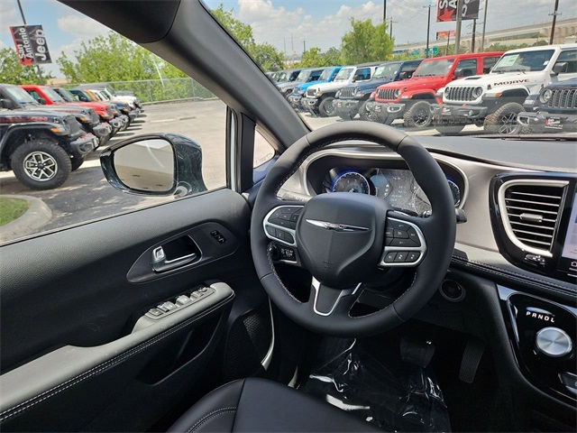 2025 Chrysler Pacifica photo 4