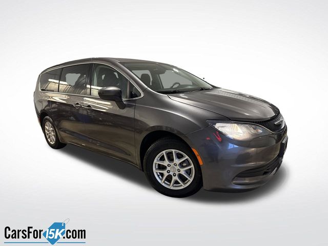 2017 Chrysler Pacifica Touring's photo