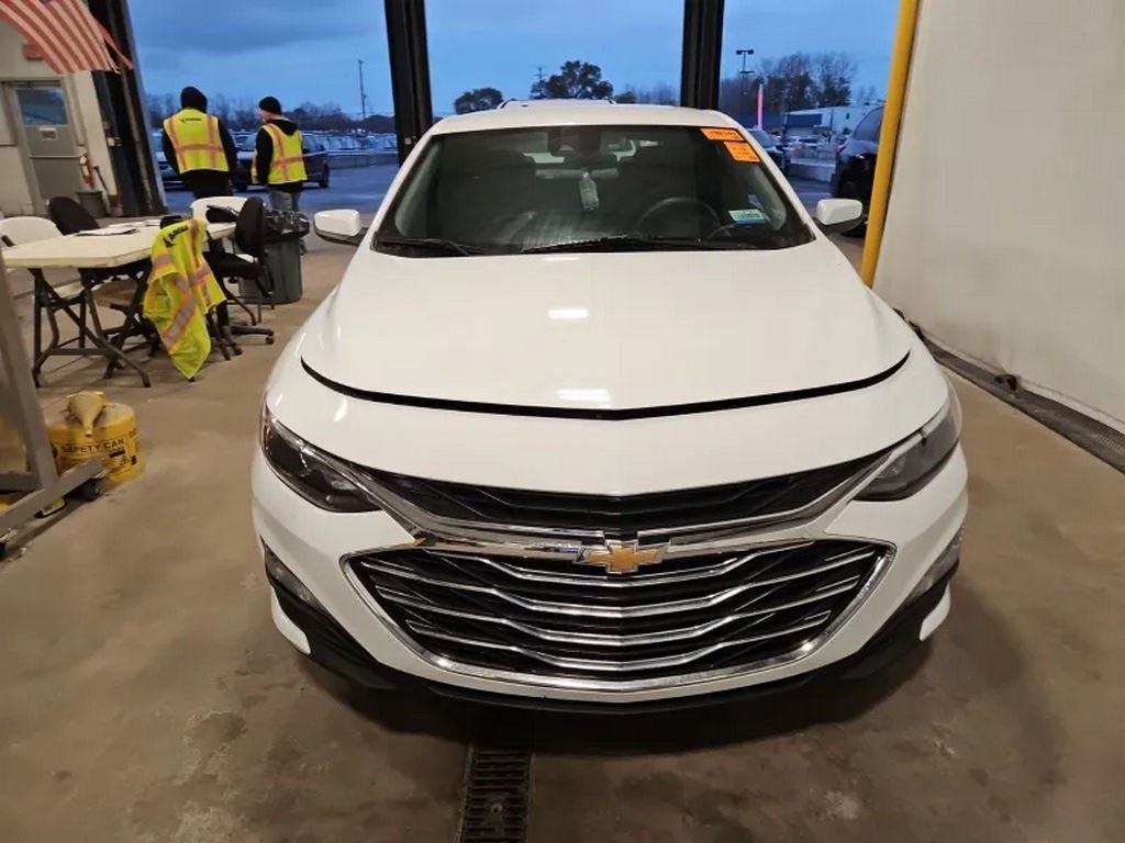 2023 Chevrolet Malibu 1LT photo 2